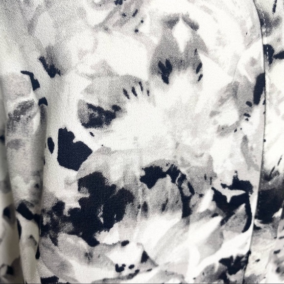 Apt 9 Sleeveless V Neck Blouse Top Size Small Black, White, & Gray Floral Print - Picture 9 of 9